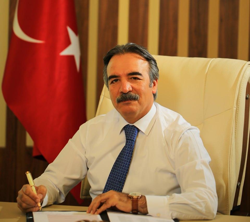 <p>İl&ccedil;eye bağlı Ağa&ccedil;lı k&ouml;y&uuml;nde doğan ve 9 kardeşi bulunan Prof. Dr. Mazhar Bağlı, ilk, orta ve lise eğitimini b&ouml;lgede tamamladıktan sonra Sel&ccedil;uk &Uuml;niversitesi Sosyoloji B&ouml;l&uuml;m&uuml;'nden mezun oldu.</p>

<p>&nbsp;</p>
