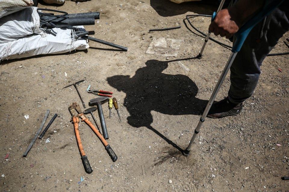 <p>Plastik atıkları Gazze Şeridi'ndeki fabrikalara satarak, geri dönüştürüldüğünü, kalan katı atıkların ise yurt dışına ihraç edildiğini söyleyen Ebu Cami, hurdaların yurt dışına ihracı konusunda da İsrail engeliyle karşılaşıldığını aktardı.</p>

<p> </p>
