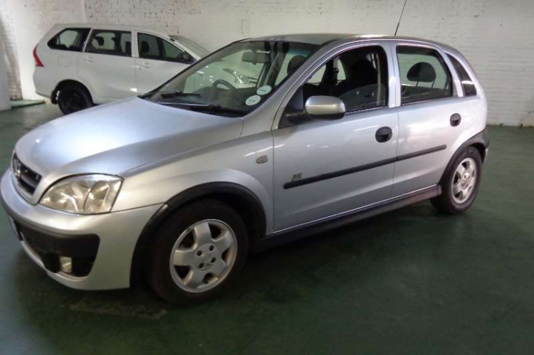 <p>Opel Corsa 2004 model</p>

<p> </p>
