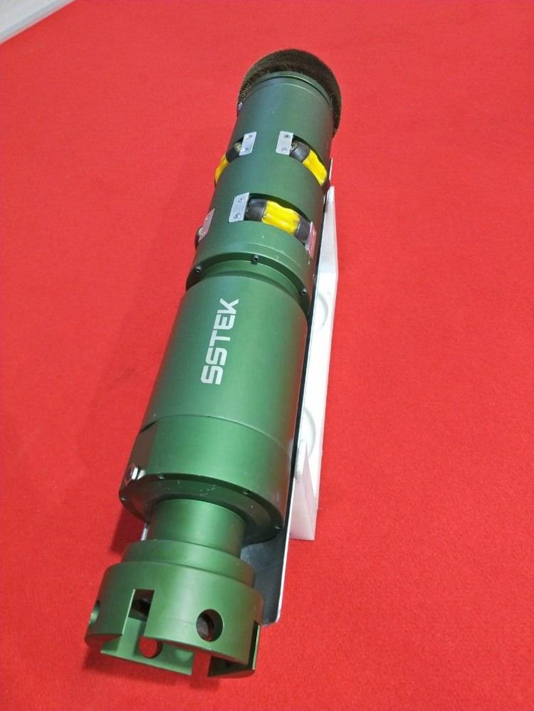 <p><strong>Yerlilik birçok avantaj getirecek </strong></p>

<p>Yerli üretim Çıngı, TSK envanterinde bulunan T-155 Fırtına obüslerinin namlu bakımı için, mevcut cihaz ve temizleme yöntemleri incelenerek özgü bir tasarımla imal edildi.</p>

<p>Tasarım ve imalatta yerliliğin getirmiş olduğu yedek parça ve yerinden tedarik avantajıyla, muharebe alanının her bölgesinde azami arıza geri bildirimi ile namluların etkin kullanımı ve hassas atış kabiliyeti hedefleniyor.</p>

<p>Prototip olarak çeşitli namlu çaplarında imal edilen Çıngı, gerçek muharebe şartlarında test edildi ve SSTEK markası ile Türk savunma sanayisinin ve ihtiyaç makamlarının hizmetine sunuldu.</p>

<p>TSK kullanıcı birliklerinin ihtiyaçları doğrultusunda şekillendirilen Çıngı; kara, deniz ve hava platformlarındaki namlulu silah sitemlerinde başarı ile çalışabilir durumda bulunuyor.</p>

<p>Çıngı, kolay taşınabilir tasarımıyla en kısa sürede ve en az iş gücü gereksinimi ile namlu temizliğini sorunsuz yapıyor.</p>
