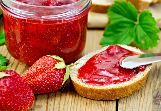 <p><span style="color:#800080"><strong>ÇİLEK REÇELİ</strong></span></p>

<p><strong>1 yemek kaşığı: </strong>50 kcal</p>
