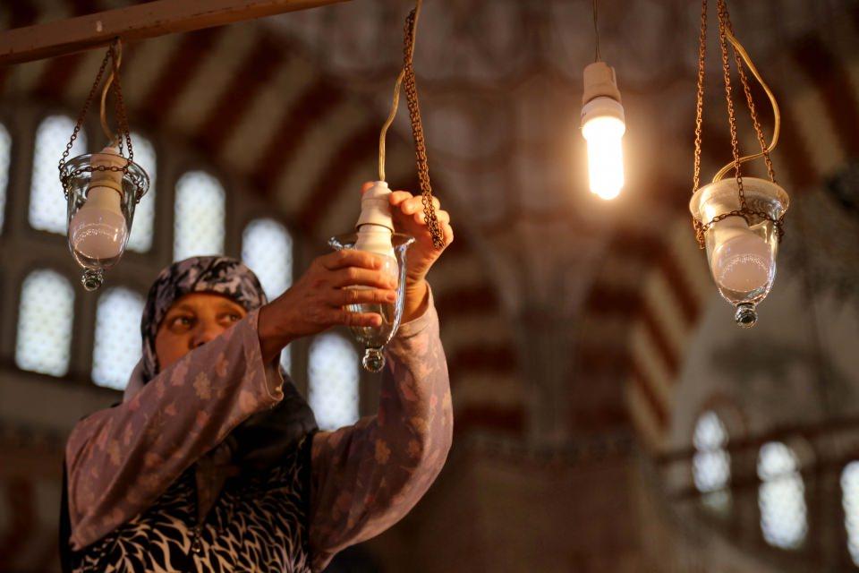 <p>Kenti ziyaret eden binlerce yerli turist, Mimar Sinan'ın "Ustalık eserim" dediği Selimiye Camisi ile tarihi mekanları ziyaretlerinin ardından, iftarını meşhur tava ciğeri ile yapıyor. </p>
<p> </p>