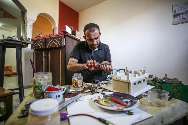 <p>İsrail ordusunun düzenlediği saldırılar, Filistinlilerin topraklarından tehcir edildiği 1948'den itibaren yaşadığı acı hikayeler, işgale karşı yürütülen Filistin direnişi ve geçen yıl başlatılan Büyük Dönüş Yürüyüşü gösterilerinin canlandırıldığı minyatür maketler arasında, İsrail savaş uçağı, ramazan topu, tüfek, Filistin direnişine ait bazı askeri teçhizatların yanı sıra gitar ve ud gibi müzik aletlerinin küçük maketleri de yer alıyor.</p>
