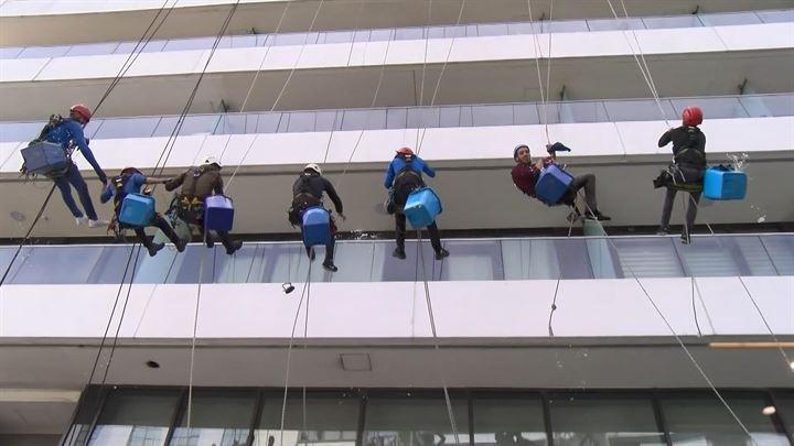 <p>Aynı zamanda dağcı olan kişiler rahat hareketlerle 20 katlı binayı çevredekilerin korkulu bakışları arasında temizledi.</p>
<p> </p>