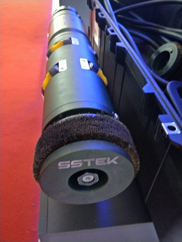 <p><strong>Silah sistemi hizmet dışı kalmıyor</strong></p>

<p>Cihaz istenirse namlu ağzından, istenirse kama bölümünden temizliğe başlayacak şekilde tasarlandı ve üzerinde bulunan hassas sensörler vasıtasıyla namlu içerisinde bağımsız bir şekilde ileri ve geri hareket edebiliyor.</p>

<p>Cihazın ön bölümünde bulunan ileri/geri hareketli fırça sisteminin titreşimli hareketi, namlu içinde oluşan kir ve kalıntıları yüzeyden kaldırırken arka bölümündeki fırça, yiv ve setlerin dönü etkisiyle namlu içini süpürerek namluyu temizliyor. Cihaz içerisinde bulunan temizleme sıvısının tüm namlu içerisine veya namlunun istenilen bölümlerine püskürtülmesiyle temizlik etkisi artırılıyor.</p>

<p>Fırtına obüsü için 30 dakikadan az bir sürede namlu temizliği yapılabiliyor.</p>

<p>Temizleme işlemi sırasında silah sistemlerinin hizmet dışı bırakılmasına gerek kalmıyor.</p>

<p>Taşıma kolaylığı için askeri standartlarda ve su geçirmez özellikte tasarlanan taşıma çantası, 155 milimetrelik kit için tüm aksesuarlar dahil 22 kilogramdan düşük ağırlığa sahip bulunuyor.</p>
