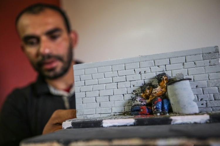 <p>Sanatçı Ebu Takiye, AA muhabirine yaptığı açıklamada, "Bu maketlerdeki tüm insan vücutlarını mermileri kullanarak yaptım. Her biri, Filistinlilerin hayatında iz bırakan çeşitli hikayeleri anlatıyor." dedi. </p>