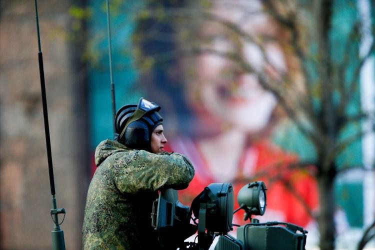 <p>Rusya'da, Sovyet ordusunun İkinci Dünya Savaşı'nda Nazi güçlerine karşı kazandığı zaferin 74'üncü yıl dönümü kutlamaları öncesinde, başkent Moskova'daki Kızıl Meydan'da askeri geçit töreni provası yapıldı.</p>

<p> </p>

<p> </p>

