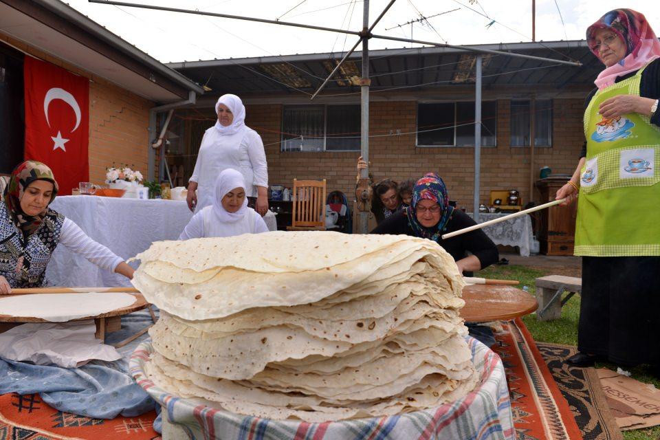 <p>Yavaş yavaş bitiyor, halı dokumasında olsun, böyle ekmek yapmasında olsun. Artık eski gelenek görenekler yavaş yavaş kaybolup gidiyor, inşallah devam ettiririz."</p>
