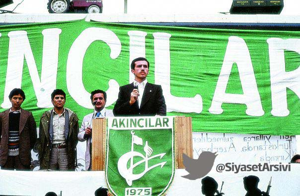 <p>İşte siyasetin daha önce görmediğiniz arşiv fotoğrafları...</p>

<p>Recep Tayyip Erdoğan, Akıncılar'a seslenirken.<br />
 </p>

<p>Kaynak: @Siyasetarsivi</p>

<p> </p>
