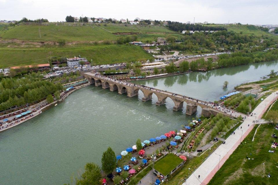 <p>Turizmde b&uuml;y&uuml;k ivme yakalayan Diyarbakır, ata yadigarı k&ouml;pr&uuml;leriyle de turistlerin g&ouml;zdesi haline geldi.</p>

<p>&nbsp;</p>
