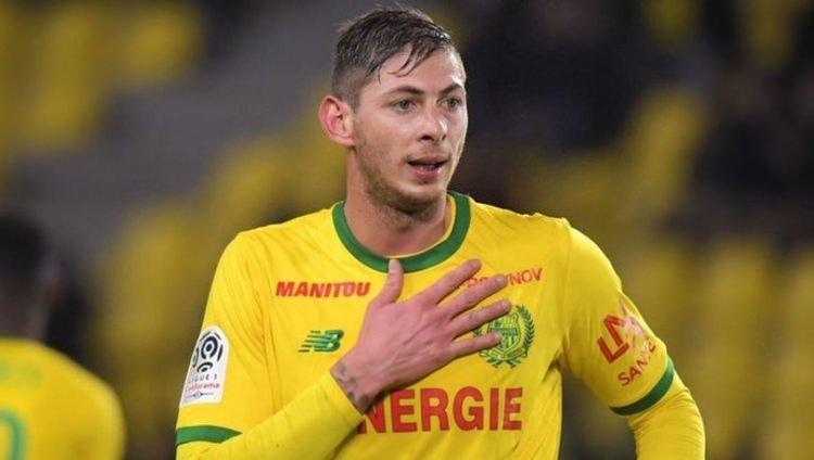 <p><span style="color:#B22222"><strong>Sala yeni takımında forma giyemedi</strong></span></p>

<p>Arjantinli futbolcu Emiliano Sala, Fransa'nın Nantes takımından İngiltere'nin Cardiff City ekibine imza atarak kariyerinin en önemli transferini gerçekleştirdikten iki gün sonra bindiği uçağın düşmesi sonucu yaşamını yitirdi.</p>
