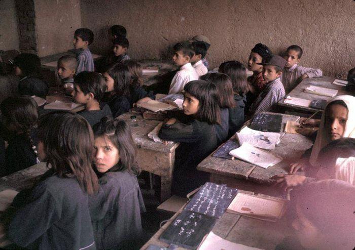 <p>Fotoğrafların hepsi, 1967'de Arizona Üniversitesi'nden UNESCO ile koordineli bir şekilde Afganistan'a iki yıl süreli eğitim vermeye giden Prof. Dr. Bill Podlich'in objektifinden.  Eşi Margaret Podlich, çocukları Jan ve Peg Podlich'i de yanında götüren profesörün, 60'ların sonlarını yaşayan Afganistan'ı böyle görüntüledi.</p>

<p> </p>
