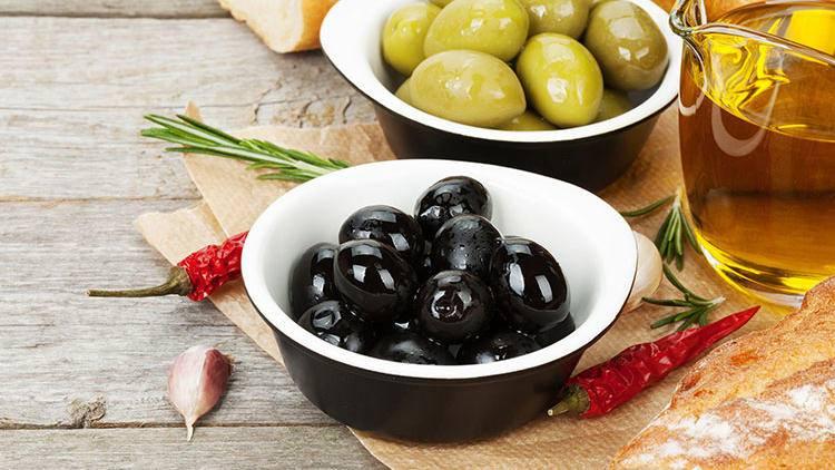 <p><span style="color:#800080"><strong>ZEYTİN</strong></span></p>
<p><strong>1 porsiyon: </strong>116 kcal</p>