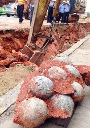 <p>Heyuan'da ilk kez 1996 yılında bir inşaat alanında oynayan çocuklar tarafından bulunan dinozor yumurta fosillerinin sayısı, bugün 17 bini geçmiş durumda.</p>