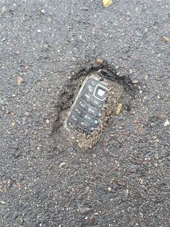 <p>Beton altından çıkan eski bir telefon.</p>
