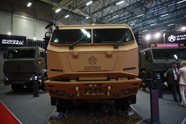 <p><strong>Anadolu Savunma, IDEF'19'da "Seyit" ile görücüye çıktı</strong></p>

<p>Ticari araç sektörünün önde gelen üreticilerinden Anadolu Isuzu, birikimini ve iddiasını, "Anadolu Savunma" markası ile savunma sanayisine taşıyor. Anadolu Savunma, "Seyit" araç ailesiyle IDEF'19'da yerini aldı.</p>

<p> </p>
