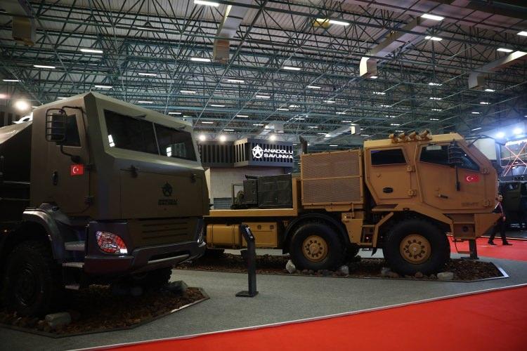 <p>Anadolu Isuzu’nun Ar-Ge Merkezi'nde, Türk mühendisleri tarafından geliştirilen askeri kullanıma yönelik ilk ağır kamyonlar, IDEF 2019’da ilgililerle buluştu. </p>
<p>Fuarda Anadolu Isuzu, Anadolu Savunma markası ile kendi standında Seyit ismini taşıyan 8x8 tank taşıyıcı araç, 8x8 taktik tekerlekli araç ve 4x4 taktik tekerlekli araç modellerini sergilerken, Anadolu Isuzu alt yapısıyla geliştirilen 8x8 kurtarıcı araç da MPG standında yer aldı. Anadolu Isuzu yüksek performanslı askeri araçlarıyla sadece yurt içinde değil, yurt dışında da önemli bir pazar payı elde etmeyi hedefliyor.</p>