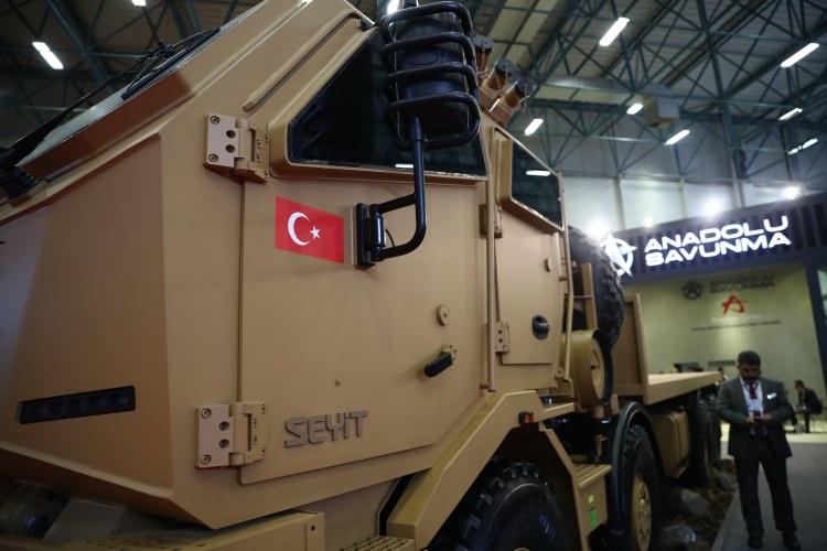 <p><strong>"Ürün ailemizin büyük bir ilgi göreceğinden şüphemiz yok"</strong></p>
<p>Anadolu Isuzu Genel Müdürü Tuğrul Arıkan, fuarda AA muhabirine yaptığı açıklamada, savunma sanayisine yönelik geliştirdikleri yeni ürün ailesine ilişkin bilgiler verdi.</p>
<p>Zırhlı pick-up ve zırhlı midibüs üretimiyle yıllardır hizmet verdikleri savunma sektörünün Anadolu Isuzu'yu çok iyi tanıdığını anlatan Arıkan, "Anadolu Savunma markası altında Seyit ürün ailesine ait araçlarımızla sektöre verdiğimiz hizmetleri daha üst sınıflara doğru genişletiyor ve yerlilik odağımızla bunu ağır kamyonlara da taşıyoruz. Ar-Ge merkezimizde yürüttüğümüz çalışmalarla; yüksek performanslı, güvenilir, idamesi kolay ve maliyet-etkin bir ürün ailesi ortaya koyduk. Yerli ve milli Seyit ürün ailemiz, en başta standartları çok yüksek bir kullanıcı olan Türk Silahlı Kuvvetleri olmak üzere birçok ülkenin silahlı kuvvetinin, tam da aradığı araçlardan oluşuyor. Bu nedenle ürün ailemizin büyük bir ilgi göreceğinden şüphemiz yok." diye konuştu.</p>