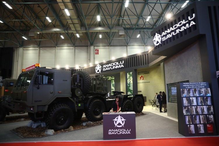 <p><strong>Seyit'in tasarımları tamamen Türk mühendislerinden</strong></p>
<p>Anadolu Isuzu’nun ilk kez IDEF 2019’da sergilediği ve ismini Çanakkale Zaferi’nin kahramanlarından biri olan Seyit Onbaşı’dan alan Seyit Askeri Kamyon Ürün Ailesi, Anadolu Savunma ile Çek Tatra Grubu arasındaki ortaklık sonucunda gün yüzüne çıktı.</p>