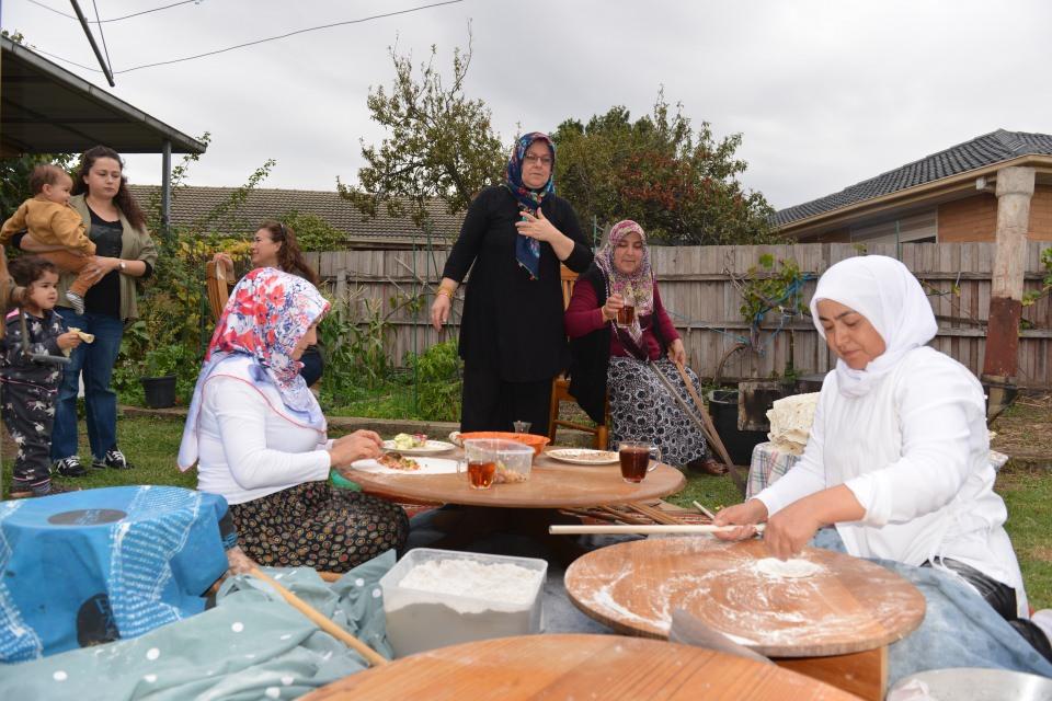<p>Farklı tarzlarda tükettikleri yufka ekmeğin oruç tutarken tok tuttuğunu belirten Koca, "Akşamdan sularız sofra bezinin arasında yumuşar, gece kalkarız arasına peynir koyarız, yumurta koyarız, tavada pişiririz, çayla beraber tüketiriz. Gündüz tok tutar açlığı hissetmeyiz." ifadelerini kullandı.</p>

<p> </p>
