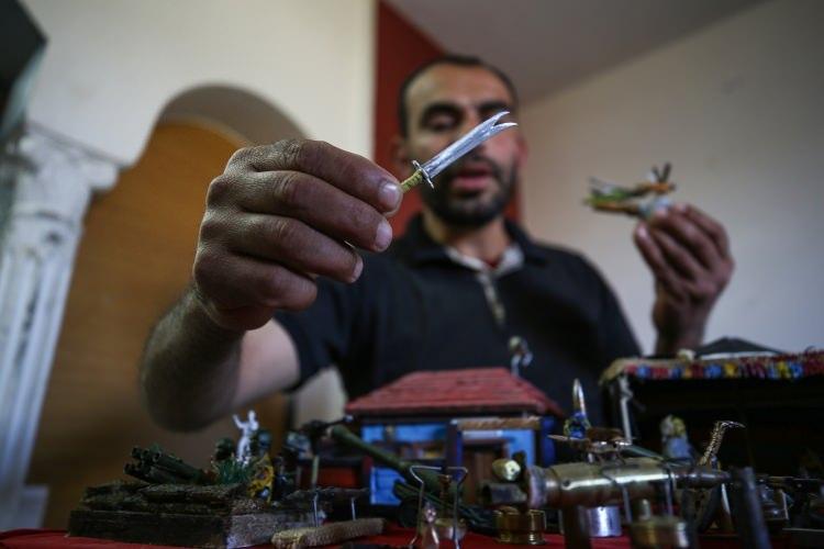 <p>İsrail'in, Gazze sınırındaki barışçıl Büyük Dönüş Yürüyüşü eylemlerinde Filistinlilere yönelik kullandığı gaz bombası ve mermi gibi savaş kalıntılarını topladığını, İsrail ihlallerini ve Filistinlilerin acılarını sanat yoluyla anlatmak istediğini belirten Ebu Takiye, ilk eserinin hikayesini şu sözlerle paylaştı:</p>
