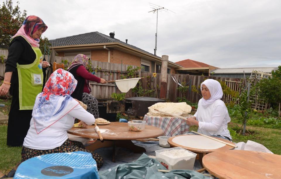 <p><strong>"Türkiye özlemini gideriyoruz" </strong></p>

<p>Ayşe Toğan da amacın yemekten ziyade Anadolu'nun güzel bir geleneğini sürdürmek olduğunun altını çizerek, "Türkiye'de yaptığımız şeyleri burada da yapmaya çalışıyoruz, güzel zaman geçiriyoruz, bütün arkadaşlarımız geldi sağ olsunlar yardım için.</p>
