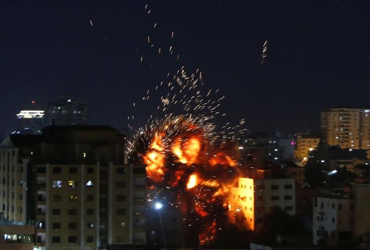 <p>İsrail ordusu, abluka altındaki Gazze Şeridi'nde içinde Anadolu Ajansının ofisinin de bulunduğu binayı vurdu.</p>
