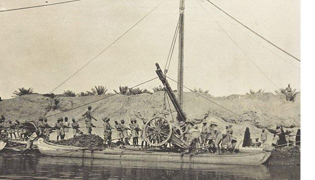 <p>Kut'ül Ammare, Dicle Nehri kıyısında Şattülarap kanalı ile birleşen Basra Körfezi'nin 350 km kuzeyinde, Bağdat'ın 170 km güneyinde bulunan bir kasabadır. 1915 yılı nüfus sayımına göre 6500 kişi bulunmaktaydı.</p>
