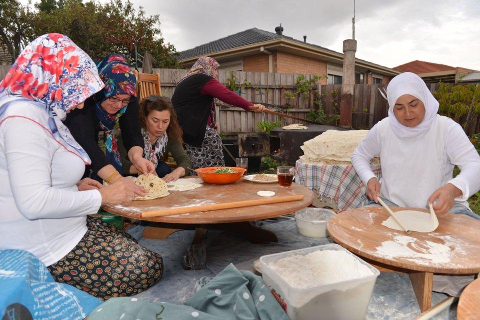 <p> Türkiye özlemini de gideriyoruz gerçekten. Bir de bizim Konya Ereğli'nin meşhur kılan böreği vardır. O da ramazanda güzel oluyor, sahurda seviyoruz yani böyle şeyleri yapmayı zevk alıyoruz birde." dedi.</p>
