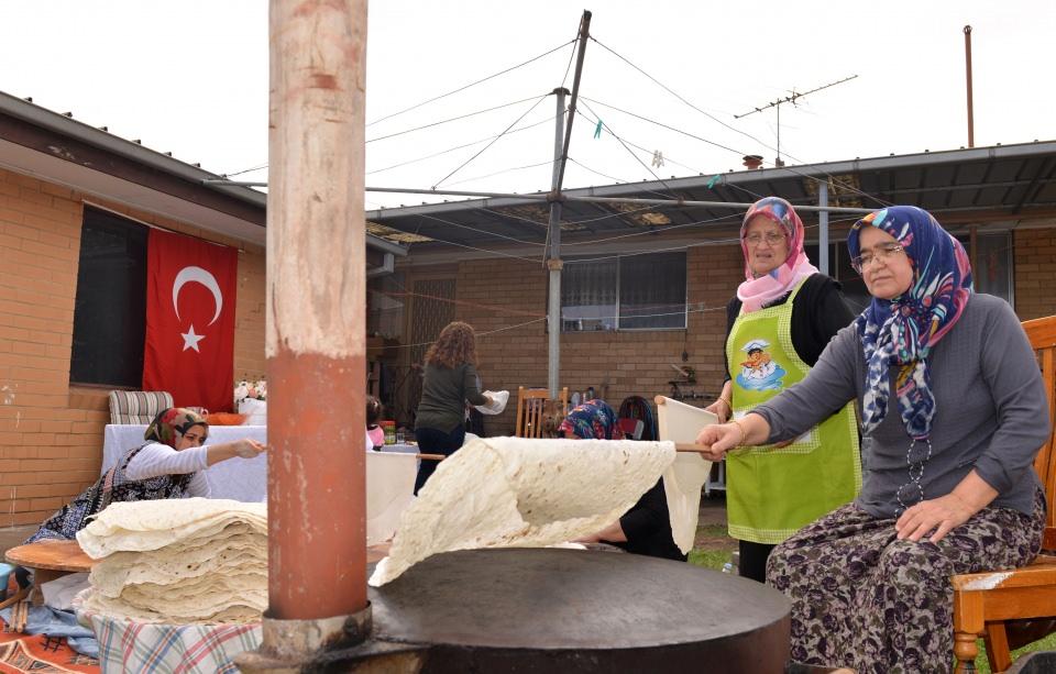 <p>Çoğunluğu Konya'nın Ereğli ilçesinden Avustralya'ya göç edenlerden oluşan arkadaş grubu, iftar ve sahurda sıkça tükettikleri yufka ekmekleri yapmak için Ayten Koca'nın Melbourne'un Dallas semtindeki evinde toplandı. </p>

<p> </p>
