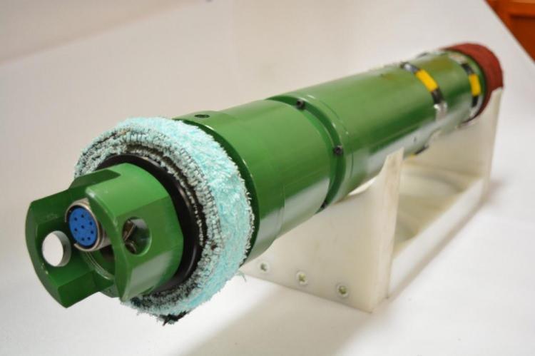 <p><strong>Fırtına'nın namlusu yerli teknolojiye emanet</strong></p>

<p>Türk Silahlı Kuvvetlerinin (TSK) ateş gücüne büyük katkı sağlayan Fırtına obüsünün namlu bakımı için yerli üretim otomatik namlu temizleme cihazı Çıngı geliştirildi.</p>

<p>Cumhurbaşkanlığı Savunma Sanayii Başkanlığı (SSB) iştiraki SSTEK Savunma Sanayi Teknolojileri AŞ, ülke savunması için kritik teknolojilerin yerli ve milli olarak geliştirilmesi ve üretilmesine destek vermek için faaliyet gösteriyor.</p>

<p>14'üncü Uluslararası Savunma Sanayii Fuarı'nda (IDEF'19) yerini alacak şirketin standında, SSTEK'in iştirakleri DELTAV, ULAK, GGTEK ve TRTEST ürün ve çalışmalarını tanıtacak.</p>

<p>SSTEK, aynı zamanda IDEF'19'da kendi markasını taşıyan ilk ürünü de tanıtacak.</p>

<p>İlk yerli otomatik namlu temizleme cihazını kullanıma sunan şirket, fuarda, Çıngı adı verilen ürünün 155, 120 ve 203 milimetre versiyonlarını sergileyecek.</p>
