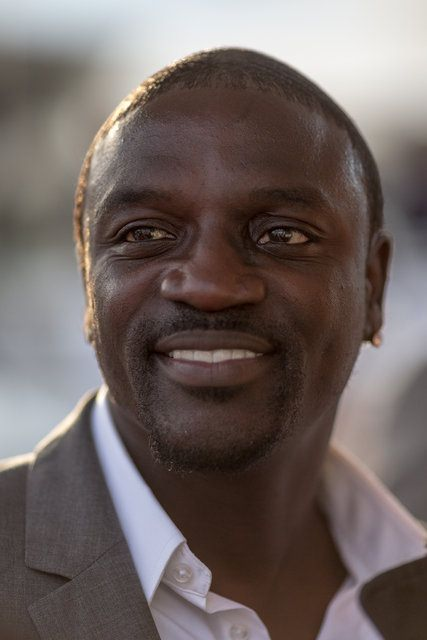 <p>Çok eşliliği savunan Akon eleştiri oklarının altında.</p>
<p> </p>