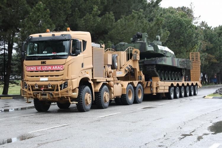 <p><strong>Altay tankı gövde gösterisine hazırlanıyor</strong></p>

<p> </p>

<p>Türkiye'nin milli ana muharebe tankı Altay, seri üretime yönelik ilk konfigürasyonuyla 14'üncü Uluslararası Savunma Sanayii Fuarı'nda (IDEF'19) boy gösterecek.</p>

<p>Türkiye'nin lider kara aracı üreticilerinden BMC, IDEF'19'da 11 zırhlı araç ve 1 motorla gövde gösterisi yapacak.</p>

<p>Altay tankı seri üretim sözleşmesi sonrasında ilk kez IDEF'te boy gösterecek. Tankın seri üretim sürecindeki ilk konfigürasyonu olan Altay T1, BMC tarafından ilk kez sergilenecek.</p>
