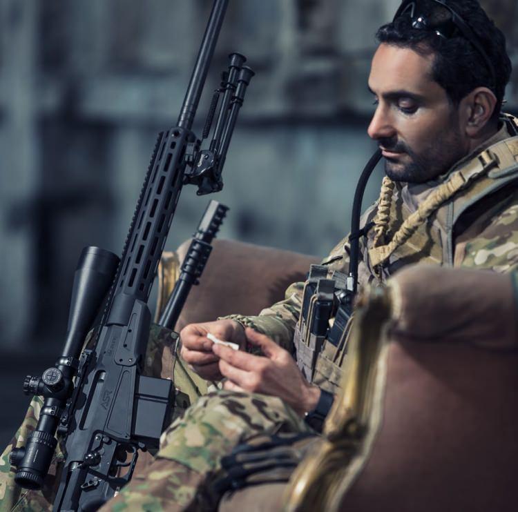 <p><strong>Yeni keskin nişancı tüfeği ilk kez IDEF'te</strong></p>

<p>Türk savunma sanayisinin bünyesinde son dönemde özgün silah tasarımlarına imza atılıyor. Bu kapsamda, Türkiye’de ilk kez üretilen değişken kalibreli keskin nişancı tüfeği üretildi.</p>

<p>Yenilikçi yaklaşımlar ve teknolojik yatırımlarla ürünleri dünyada ilgi gören, 70'ten fazla ülkeye ihracat gerçekleştiren Ata Arms, ürün yelpazesini çeşitlendiriyor.</p>
