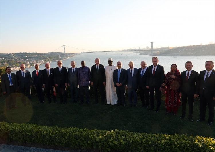 <p>Cumhurbaşkanı Recep Tayyip Erdoğan, misafir devlet ve hükümet başkanları ile yabancı konuklara akşam yemeği verdi. Vahdettin Köşkü'ndeki akşam yemeği basına kapalı olarak gerçekleşti. </p>