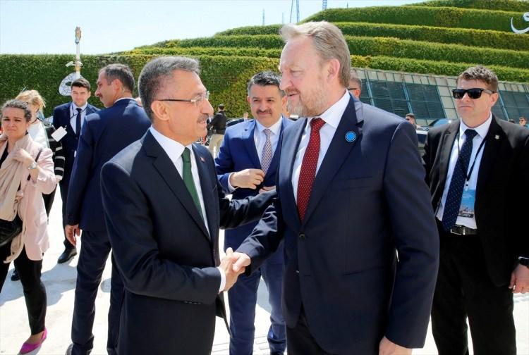 <p>Cumhurbaşkanı Yardımcısı Fuat Oktay, Büyük Çamlıca Camisi'nin açılışı için Türkiye'ye gelen, Bosna Hersek Halklar Meclisi Başkanı Bakir İzzetbegoviç'i (sağda) karşıladı.</p>
<p> </p>