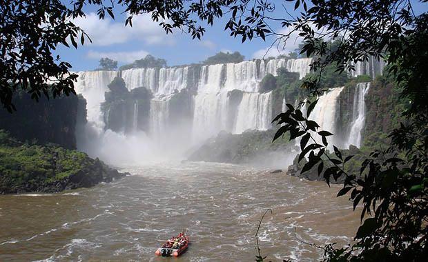 <p><strong>Ülkelerin kesiştiği yerde rafting</strong></p>
<p>Paraguay, Arjantin ve Brezilya'nın tam da kesiştiği bir noktada yer alan Igazu şelalesi aynı zamanda dünyanın en iyi rafting rotalarından biri. Hırçın bir şekilde akan suyla mücade etmekten çekinmiyorsanız Igazu tam da size göre bir rota.</p>