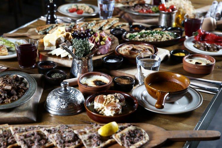 <p><strong>Köklü tarihimiz ve geleneklerimiz sayesinde ta Osmanlı'dan bu zamana kadar gelen nefis yemeklerimiz bulunuyor. Şerbetlerden çorbalara, kebaplardan farklı tatlılara kadar birbirinden farklı lezzetijn bulunduğu Osmnalı Ramazan sofralarında aynı zamanda şifalı besinlerde  yer alıyor. Ülkemizin tarihi zenginliklerini düşünerek aklınıza  en geleneksel ve en lezzetli yemekler gelirsa Osmanlı mutfağının Ramazan ayına özel pişirdiği tariflere mutlaka göz atmalısınız.</strong></p>

<p><strong>Hazırladığımız bu yazıda Ramazan ayına özel Osmanlı Saraylarında pişirilen hem enfes hem de bilinmeyen tarifleri bir araya getirdik. Gelin birlikte Osmanlı Ramazan sofralarının vazgeçilmez yemeklerine göz atalım...</strong></p>

<p> </p>
