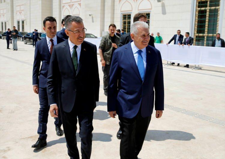 <p>Cumhurbaşkanı Yardımcısı Fuat Oktay ve AK Parti İzmir Milletvekili Binali Yıldırım, Büyük Çamlıca Camisi'nin açılışına katıldı.</p>

<p> </p>

<p> </p>
