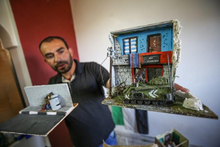 <p>Çalışmalarını Gazze'deki sanat fuarlarında sergilediğini belirten Ebu Takiye, bundan sonra da Filistinlilerin sesini bu yolla duyurmak için uluslararası fuarlara katılmayı istediğini söyledi.</p>

<p> </p>
