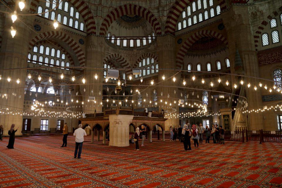 <p>Bu yıl Selimiye Camisi başta olmak üzere Eski Cami ve Üç Şerefeli Cami'de Enderun usulü teravih namazları kılınacağını aktaran Okuş, ilahilerin okunacağı teravihte vatandaşların huzur içerisinde namazlarını kılacaklarını vurguladı.</p>
<p> </p>