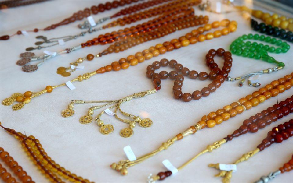 <p>Ankara Sanat Galerisi'nde a&ccedil;ılan sergide, &ouml;zel taşlardan imal edilen ve değeri bin lira ile 100 bin lira arasında değişen el emeği 350 adet tespih ve 17 bin liraya kadar ulaşan birbirinden değerli 55 adet hat eseri meraklılarının ilgisine sunuldu.</p>

<p>&nbsp;</p>
