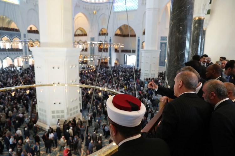 <p>Büyük Çamlıca Camii'nin resmi açılışı gerçekleştiriliyor. Açılış töreni öncesinde Cumhurbaşkanı Recep Tayyip Erdoğan'ın yanı sıra resmi davetliler ve çok sayıda kişi cuma namazını camide kıldı.  </p>
