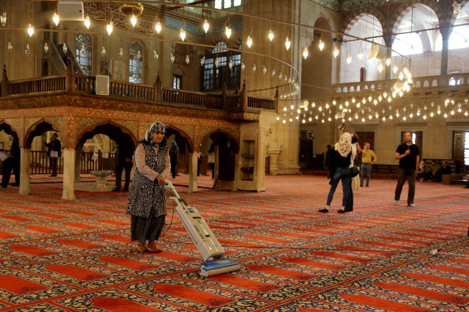 <p><strong>"Ramazanda fakirleri, masumları, unutmamak akla gelir"</strong></p>
<p>Diyanet İşleri Başkanlığının bu yılki temasının "Ramazan ve İnfak" olduğunu hatırlatan Okuş, "Ramazan ayı infak ayı, yardımlaşma ayı ve en başta Kur'an ayı. Bu ay verilecek fitreler, zekatlar, sadakalar Allah katında daha çok değer kazanacak. </p>