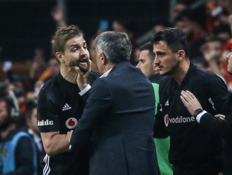 <p>Galatasaray'ın ilk golünden sonra sarı kartı olan va hakeme itiraz eden Caner Erkin'i Beşiktaş teknik Direktörü Şenol Güneş sert şekilde uyardı. </p>
