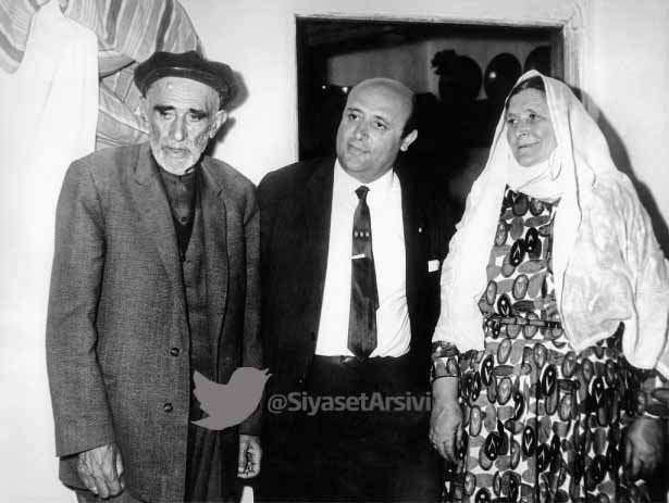 <p>Süleyman Demirel, annesi Ümmühan Hanım ve babası Yahya Çavuş ile / 1970</p>

<p> </p>
