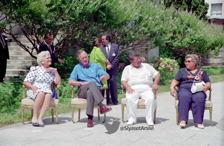 <p>ABD Başkanı George Bush ve eşi 21 Temmuz 1991'de Topkapı Sarayı'nın bahçesinde Cumhurbaşkanı Özal ve eşiyle birlikte</p>

<p> </p>
