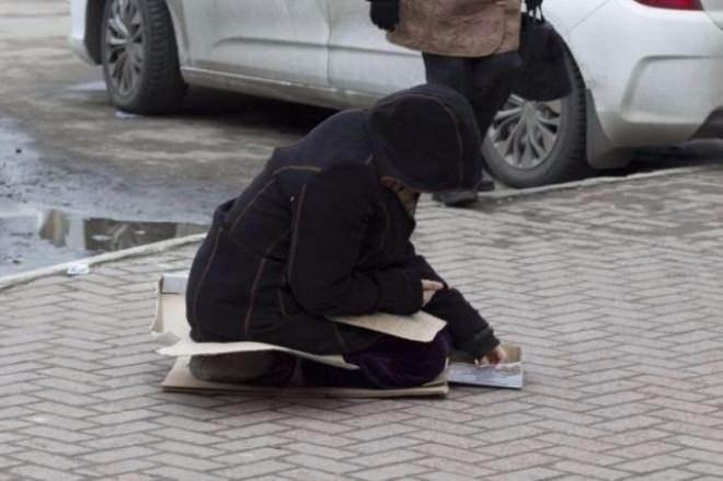 <p>Sokak ortasında dilenen bu kadının görüntüleri adeta olay yarattı...</p>
<p> </p>