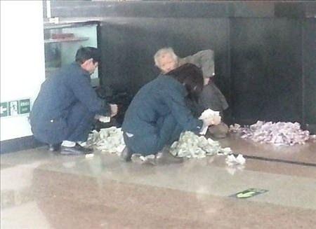 <p>Bu yaşlı adam gününü Pekin sokaklarında dilenerek geçiriyor</p>
<p> </p>