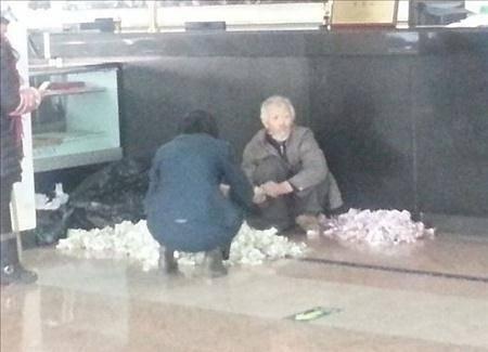 <p>Saymasına yardım edenlere de bahşiş veriyor</p>

<p> </p>
